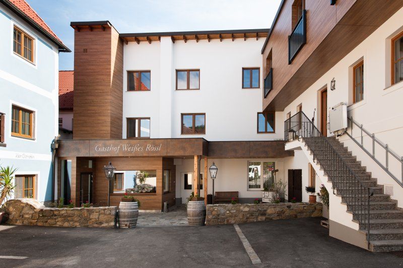 Innenhof_Parkplatz Weisses Rossl Wirtshaus  Hotel Muhldorf Wachau
