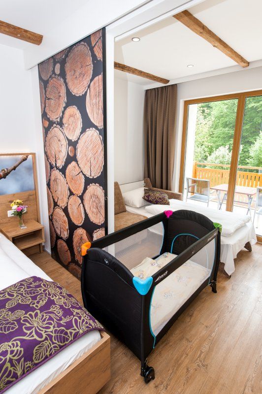 Federspiel_ Gitterbett Weisses Rossl Wirtshaus  Hotel Muhldorf Wachau 51