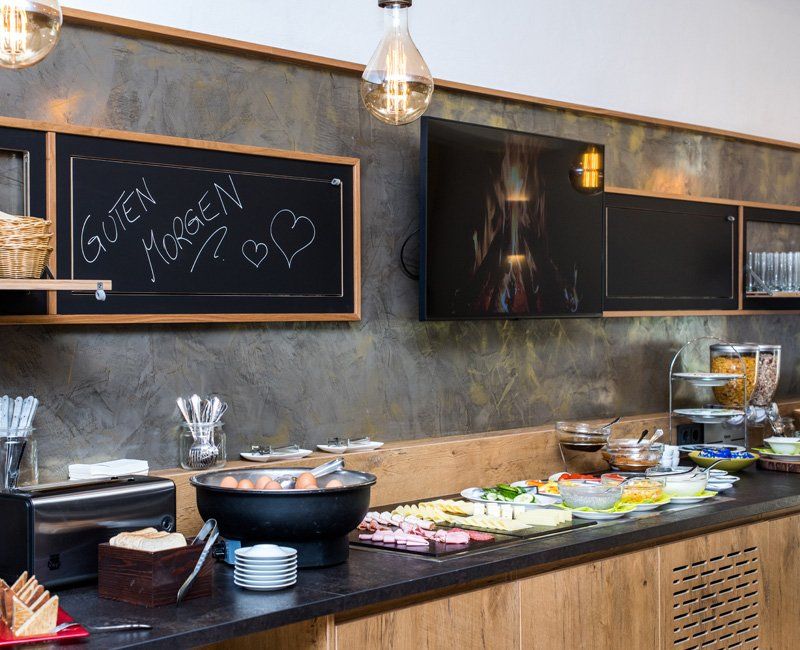Fruhstucksbuffet_Weisses-Rossl-Wirtshaus--Hotel-Muhldorf-Wachau_001